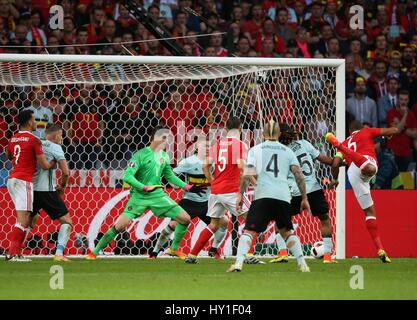 ASHLEY WILLIAMS PUNTEGGI WELSH 1 GALLES V BELGIO EURO 2016 QUA STADE PIERRE MAUROY LILLE FRANCIA 01 Luglio 2016 Foto Stock