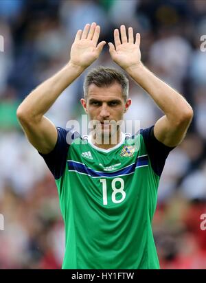 AARON HUGHES IRLANDA DEL NORD / GERMANIA PARC DES PRINCES Parigi Francia 21 giugno 2016 Foto Stock