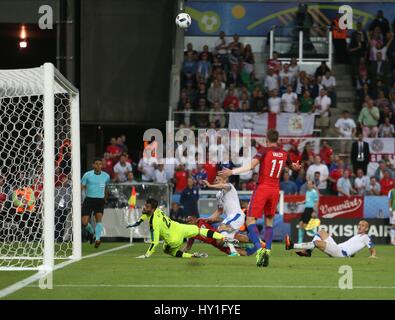 MATUS KOZACIK NATHANIEL CLYNE SLOVACCHIA INGHILTERRA EURO 2016 GR STADE GEOFFROY GUICHARD SAINT-ETIENNE FRANCIA 20 Giugno 2016 Foto Stock