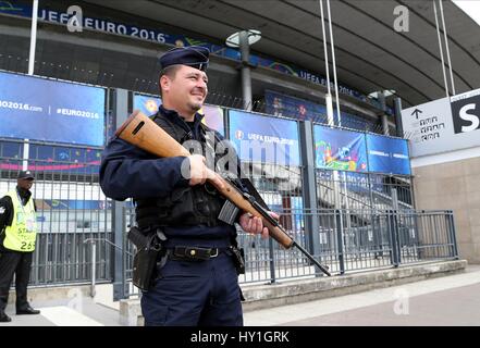Guardie armate di pattuglia a STADE REPUBBLICA DI IRLANDA V SVEZIA STADE DE FRANCE PARIGI FRANCIA 13 Giugno 2016 Foto Stock