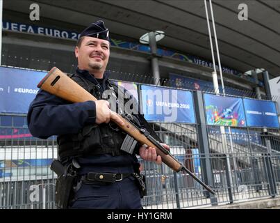 Guardie armate di pattuglia a STADE REPUBBLICA DI IRLANDA V SVEZIA STADE DE FRANCE PARIGI FRANCIA 13 Giugno 2016 Foto Stock