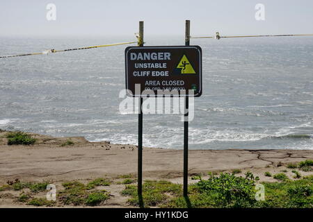 Segno avverte gli escursionisti di Surf-Eroded scogliera sulla California il Sentiero costiero Foto Stock