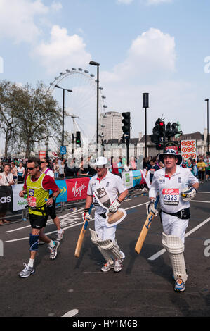 Maratona di Londra la carità guide maschio vestito come Il Cricketers Foto Stock