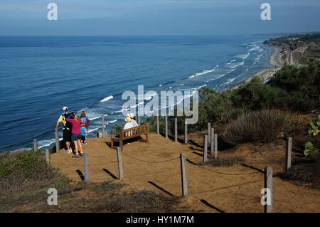 I turisti ammirano vista oceano a Torrey Pines Riserva Naturale Statale Foto Stock