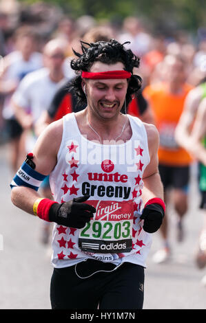 Maratona di Londra la carità Runner maschio in costume Foto Stock