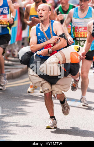 Maratona di Londra la carità Runner maschio in costume Foto Stock