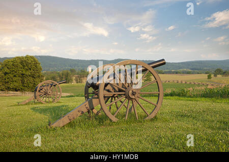 Il cannone a Antietam (Sharpsburg) Battlefield in Maryland con la recinzione di sanguinosi Lane, conosciuta anche come la strada incassata nel middleground sulla destra. Foto Stock