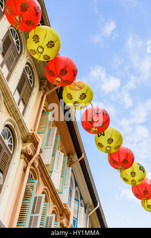 Lanterne tradizionali sopra Singapore Chinatown botteghe, Chinatown, Singapore Foto Stock