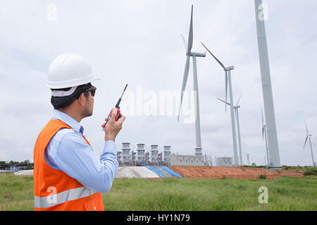 Ingegneri elettrici funzionante a turbina eolica generatore di potenza station Foto Stock