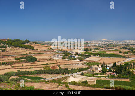 La vista dalla Mdina mura difensive per la campagna con i vigneti e giardini che circondano la vecchia capitale di Malta. Foto Stock