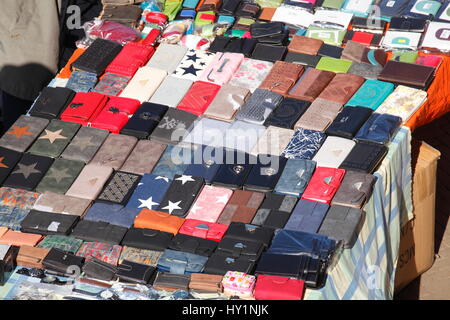 Colorata borse di denaro su un mercato volato in stallo Foto Stock