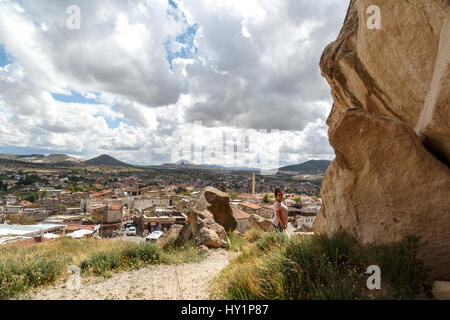 NEVSEHIR, Turchia - 7 Maggio 2016 : Cappadocia vista dal Castello di Uchisar che è il più alto edificio della zona su sfondo con cielo nuvoloso. Foto Stock