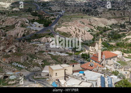 NEVSEHIR, Turchia - 7 Maggio 2016 : Cappadocia vista dal Castello di Uchisar che è il più alto edificio della zona. Foto Stock