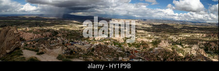 NEVSEHIR, Turchia - 7 Maggio 2016 : Cappadocia vista dal Castello di Uchisar che è il più alto edificio della zona su sfondo con cielo nuvoloso. Foto Stock