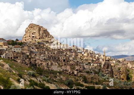 NEVSEHIR, Turchia - 7 Maggio 2016 : Cappadocia vista dal Castello di Uchisar che è il più alto edificio della zona su sfondo con cielo nuvoloso. Foto Stock