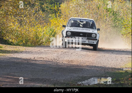 Aldershot, Regno Unito - 3 Novembre 2012: Ford Escort RS a velocità sul padiglione del palco di MSA Tempest Rally vicino a Aldershot, Regno Unito Foto Stock