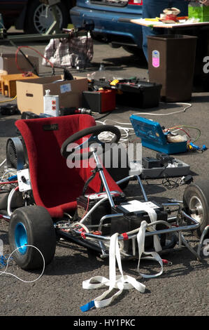 Santa Pod, Regno Unito - 23 Aprile 2010: energia alternativa racing a Santa Pod Raceway. Una batteria alimentata go kart in fase di manutenzione prima di iniziare il test viene eseguito verso il basso Foto Stock