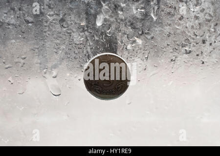 Indian cinque rupee coin in uno sfondo Foto Stock