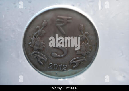 Indian cinque rupee coin in uno sfondo Foto Stock