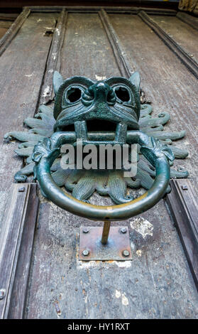 Il Santuario di ottone respingente porta sulla porta nord presso la Cattedrale di Durham Foto Stock