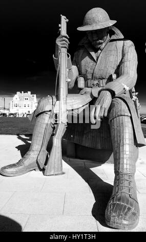 Tommy, l'acciaio prima saldatura world war memorial a Seaham, County Durham, Regno Unito Foto Stock