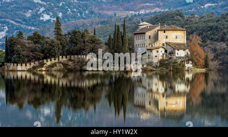 Castel Toblino in Trentino Alto Adige e il lago di Toblino, Trentino Alto Adige,l'Italia, l'Europa. Di Toblino è uno dei più celebri castelli del Trentino. Foto Stock