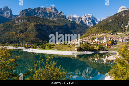 Il lago di Molveno, Trentino Alto Adige, Italia settentrionale. Il lago è eletto più bel lago d'Italia. Foto Stock