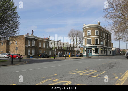 St Johns, sud-est di Londra, Regno Unito. Una nuova popolare area residenziale vicino a Lewisham, mostra la Brookmill public house, con una distintiva facciata ricurva. Foto Stock