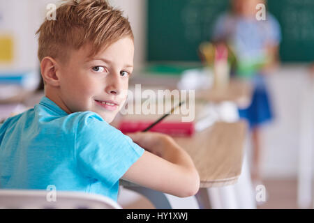 Capelli biondi ragazzo durante la lezione Foto Stock