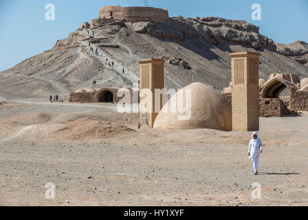 Serbatoio di acqua con vento catturatori sulla zona di Torre zoroastriana di silenzio (visto sullo sfondo), antico luogo di sepoltura in Yazd, Iran Foto Stock