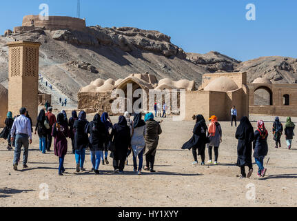 Un gruppo di ragazze iraniane sulla zona di Torre zoroastriana di silenzio, dove i corpi morti era una volta esposti a elementi e polli locale in Yazd, Iran Foto Stock