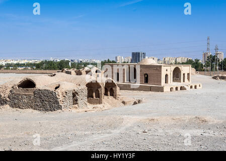 Resti di edifici rituale nella zona di Torre zoroastriana di silenzio, antico luogo di sepoltura in Yazd, capitale della provincia di Yazd in Iran Foto Stock