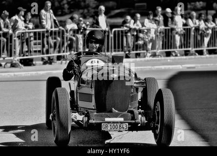 Questo bianco e nero stock foto mostra un Riley vintage vintage car racing durante l'Arosa Rally di Montagna in Svizzera. L'immagine è stata presa su una SLI Foto Stock