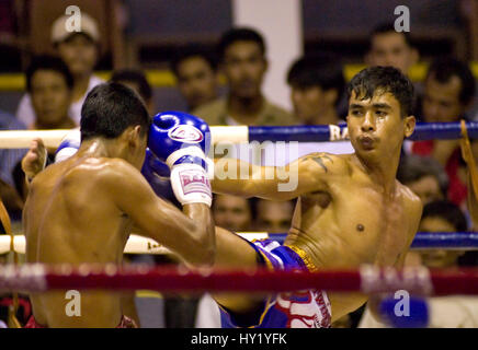 Questo Stock Foto mostra due MuayThai Boxer durante una lotta a Krabi, nel sud della Thailandia. Un combattente è circa di calciare il suo avversario. Foto Stock