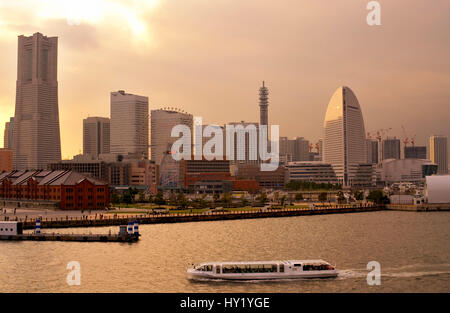 Tramonto dietro il Yokohama Skyline visto dal mare, Giappone. Foto Stock