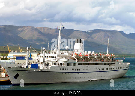 Questo stock foto mostra la nave da crociera Funchal ancorato nel porto di Akureyri in Islanda. La nave è la crociera per Classic International Cruises. Th Foto Stock