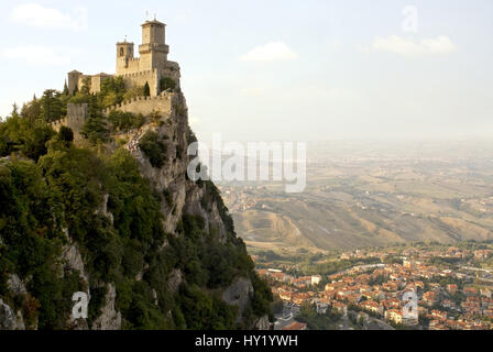 Immagine della Guaita, la più antica delle tre torri di San Marino e il più famoso. Fu costruito nel XI secolo e servito brevemente come un Foto Stock