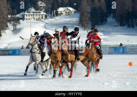 Giocatore di Polo durante la neve Polo World Cup 2011 corrispondono Germany-Switzerland, St.Moritz, Svizzera. Polo Spieler¤wÃ hrend des Snow Polo World Cup 201 Foto Stock