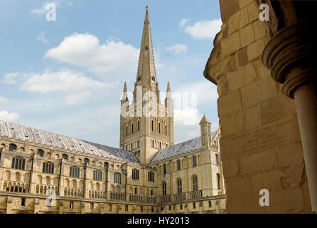 Norwich Cathedral è una chiesa di Inghilterra nella cattedrale di Norwich in Norfolk, Inghilterra dedicata al santo e indivisa Trinità Die Kathedrale die mit Foto Stock