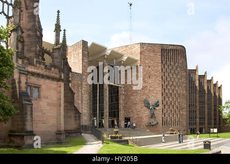 Coventry Cathedral, anche noto come St Michael's Cathedral, è la sede del vescovo di Coventry e la diocesi di Coventry, Coventry, West Midland Foto Stock