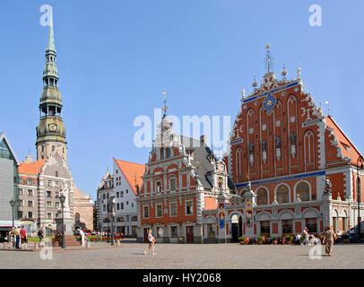 Immagine della storica città vecchia di Riga, con la Chiesa di Petri, il Mentzendorffhaus e il Dannensternhaus in background, Lettonia. Foto Stock