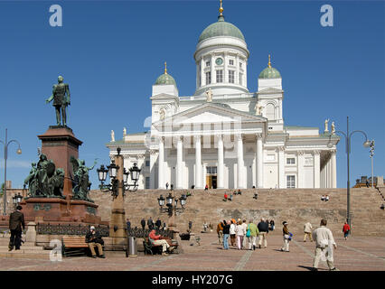 Immagine del Dom di Helsinki e la statua di Alessandro II di fronte al Dom di Helsinki, Finlandia. Foto Stock