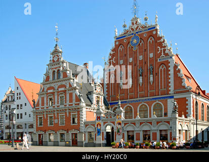 Immagine presso la storica città vecchia di Riga, con la Mentzendorffhaus e il Dannensternhaus in background, Lettonia. Foto Stock