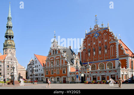 Immagine della storica città vecchia di Riga, con la Chiesa di Petri, il Mentzendorffhaus e il Dannensternhaus in background, Lettonia. Foto Stock