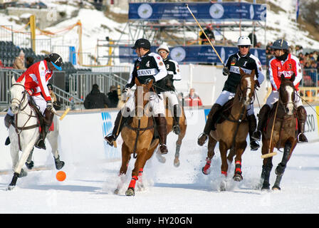 Giocatore di Polo durante la neve Polo World Cup 2011 corrispondono Germany-Switzerland, St.Moritz, Svizzera. Polo Spieler¤wÃ hrend des Snow Polo World Cup 201 Foto Stock