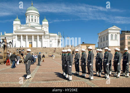 Questo stock foto mostra il cambio della guardia di fronte al Dom di Helsinki nel centro della città di Helsinki, Finlandia. Foto Stock
