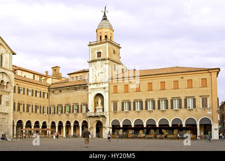 Immagine del Palazzo Comunale di Modena, Emilia Romagna, Italia. Der Palazzo Comunale (Stadthaus) von Modena, in der Emilia Romagna, eht auf das 12. Foto Stock