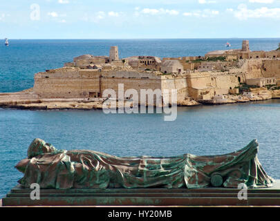 Immagine di St Andrews Bastion attraverso il porto entrata a Fort Ricasoli a La Valletta , Malta. Foto Stock