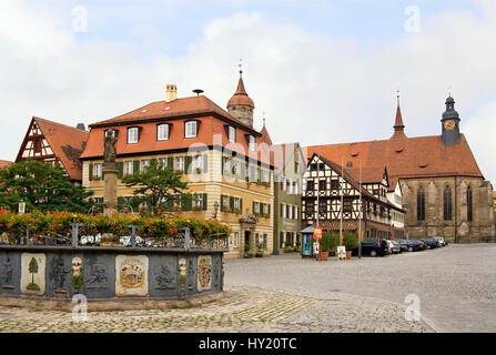 Der Marktplatz von Feuchtwangen in Bayern. Immagine del luogo di mercato di Feuchtwangen nella Germania meridionale. Foto Stock