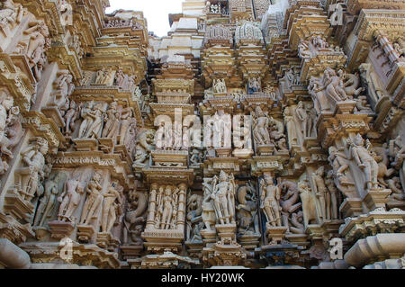 Divinità indù scolpiti nel Tempio Jagdish, Udaipur Foto Stock